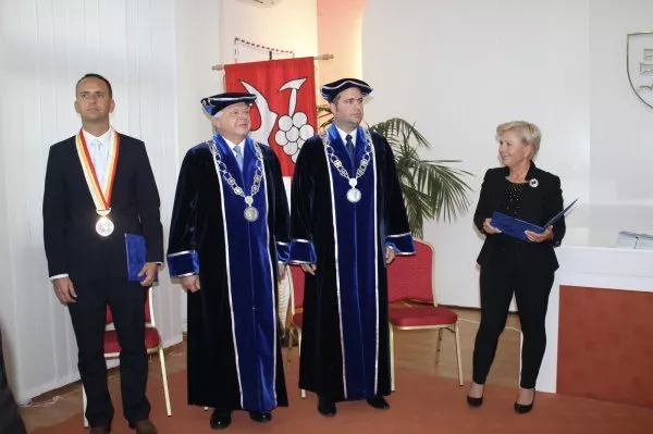 Obchodná fakulta potvrdila svoju kľúčovú úlohu vo vzdelávaní seniorov na UTV Bratislavskej business school EU v Bratislave
